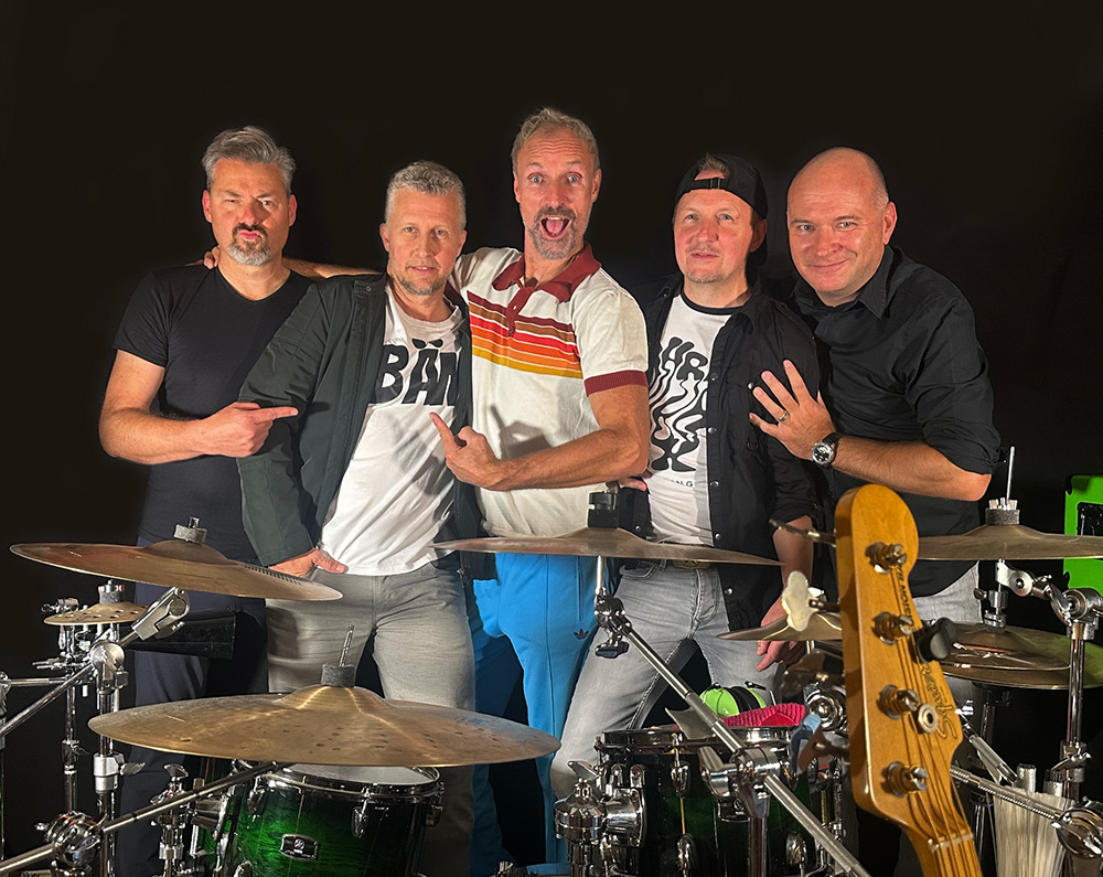 Dr. Jens Meyer (ganz links) mit den Mitglieder der Band, die am 23. Dezember 2026 im KASCH Achim erneut ein Charity-Konzert spielen wird