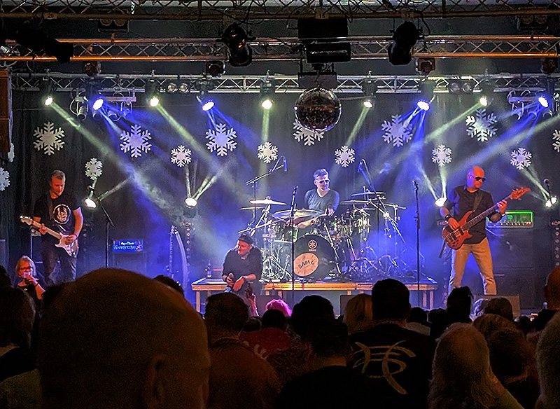 Die Band mit Dr. Meyer am Schlagzeug auf der Bühne im vollbesetzten KASCH Achim